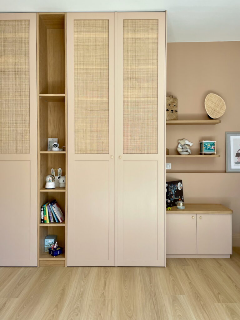 Dressing avec bibliothèque, banc et étagères