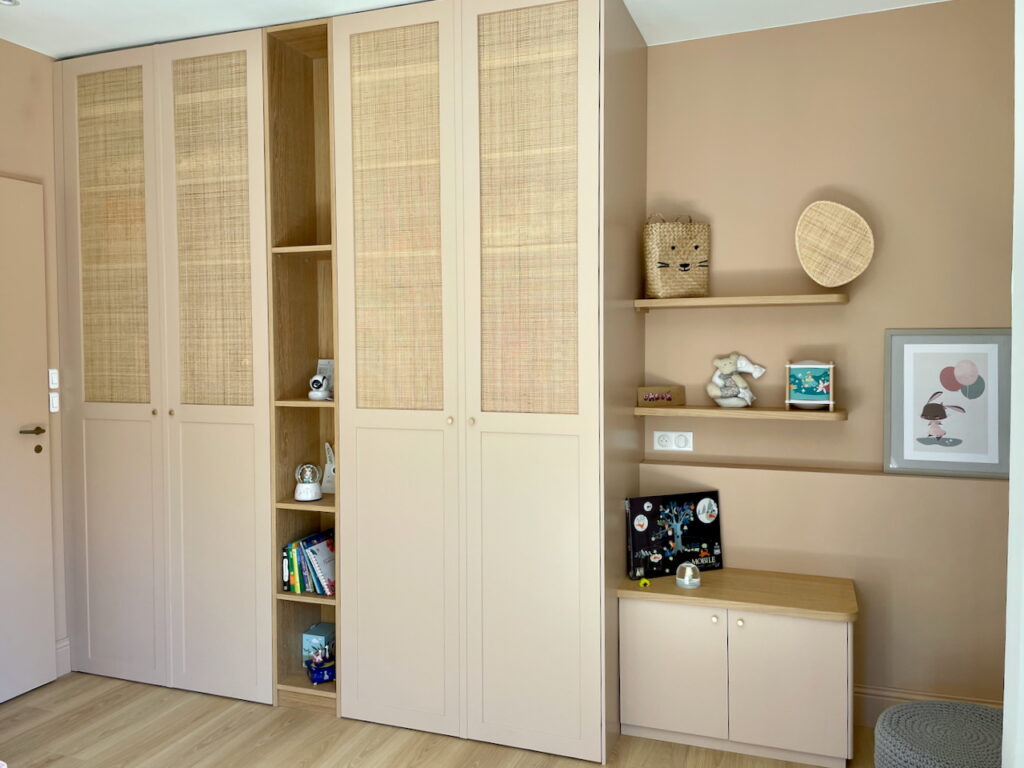 Dressing avec bibliothèque, banc et étagères