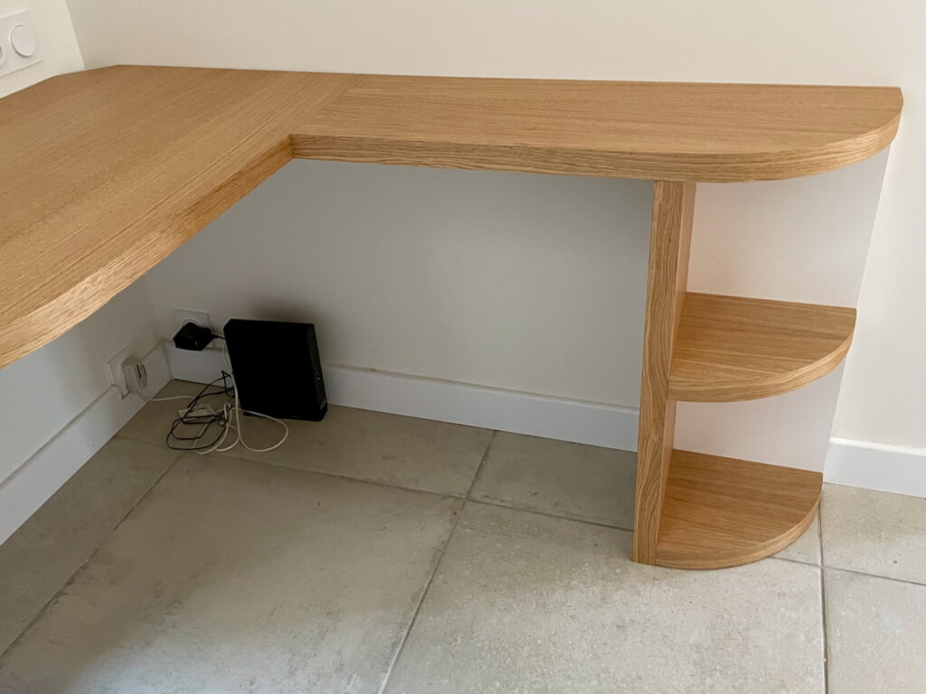 Piètement ouvert avec étagères en quart de cercle