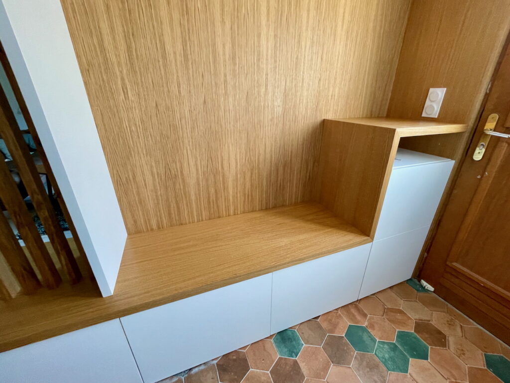 Trois grands tiroirs et une porte